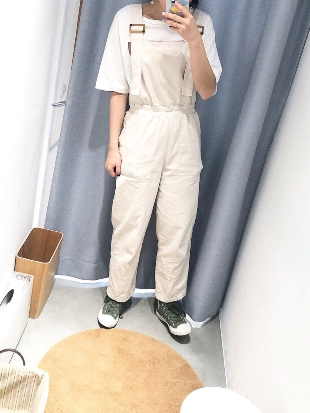 「春コーデ、出勤コーデ、レトロガール、レトロ、ホワイトコーデ、サロペット、おしゃれさんと繋がりたい、お洒落さんとつながりたい、プチプラ、プチプラコーデ」｜「RETRO GIRLのFlowerフォトTee（Tシャツ/カットソー、ホワイト系）」を使った、HiNa。さん（レディース・164cm）の春コーディネートの1枚目の写真