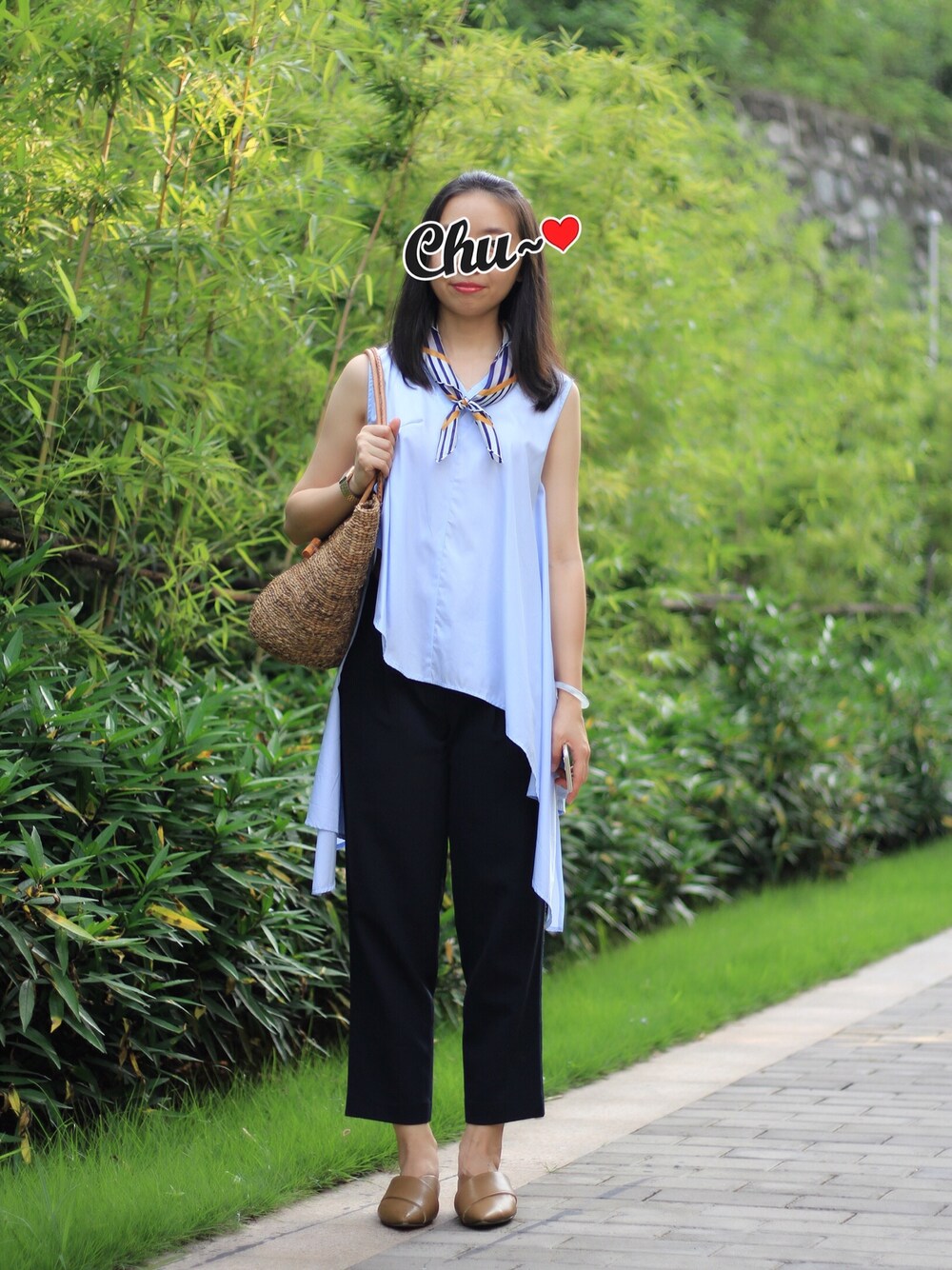 ブラウン系のシューズ、ホワイト系のマフラーを着用したレディースの夏コーディネートの1枚目の写真