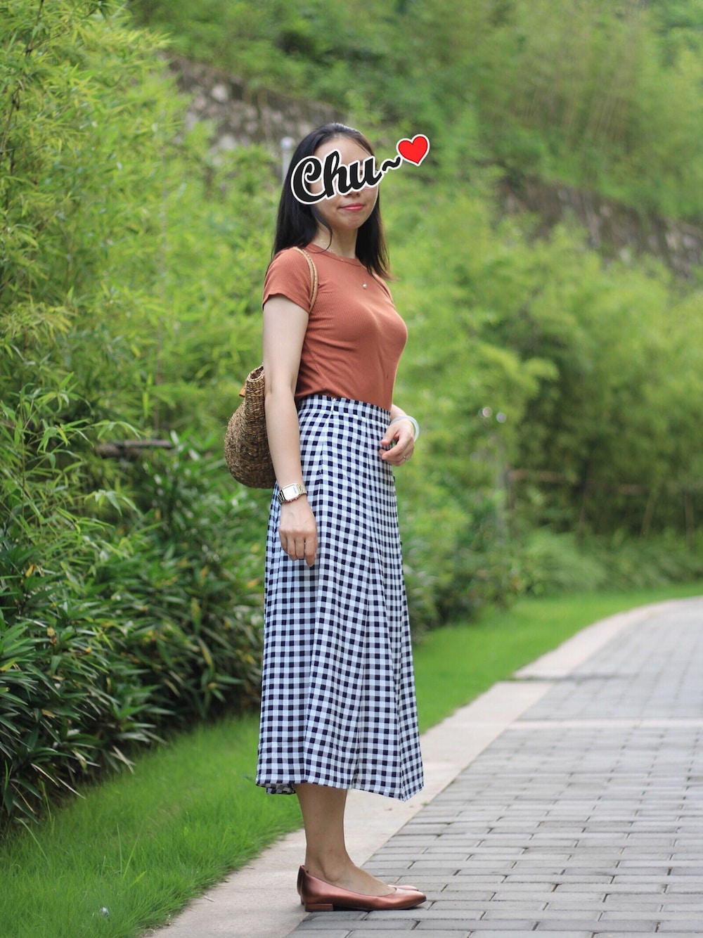 ブラウン系のトップス、ブラウン系のシューズを着用したレディースの夏コーディネートの1枚目の写真