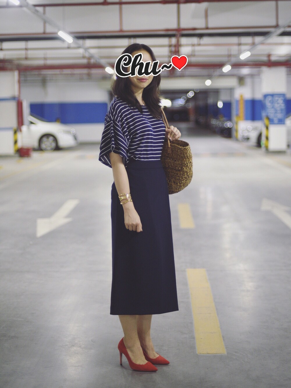 レッド系のシューズを着用したレディースの夏コーディネートの1枚目の写真