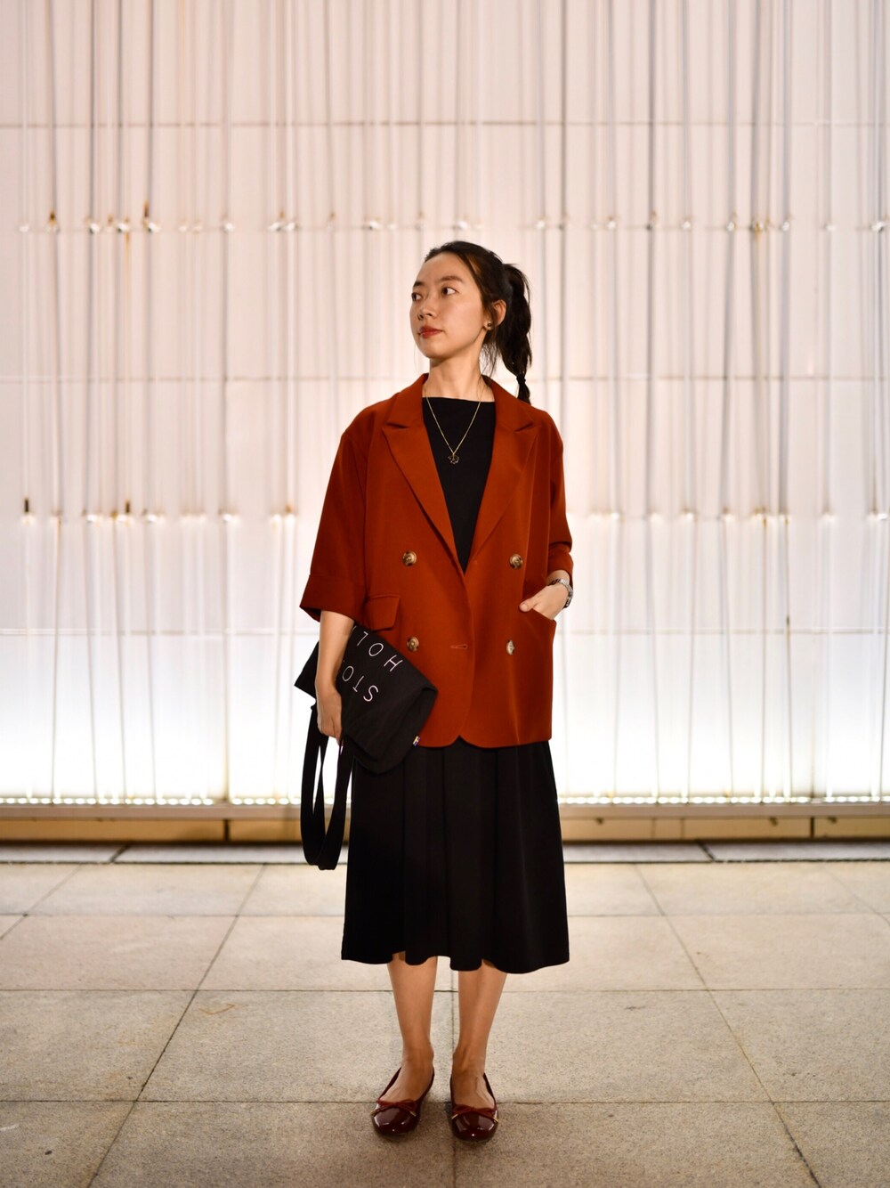 「UNIQLOのシルクブレンドロングワンピース（長袖）（ワンピース、ブラック系）」を使った、adaさん（レディース・158cm）の秋コーディネートの1枚目の写真