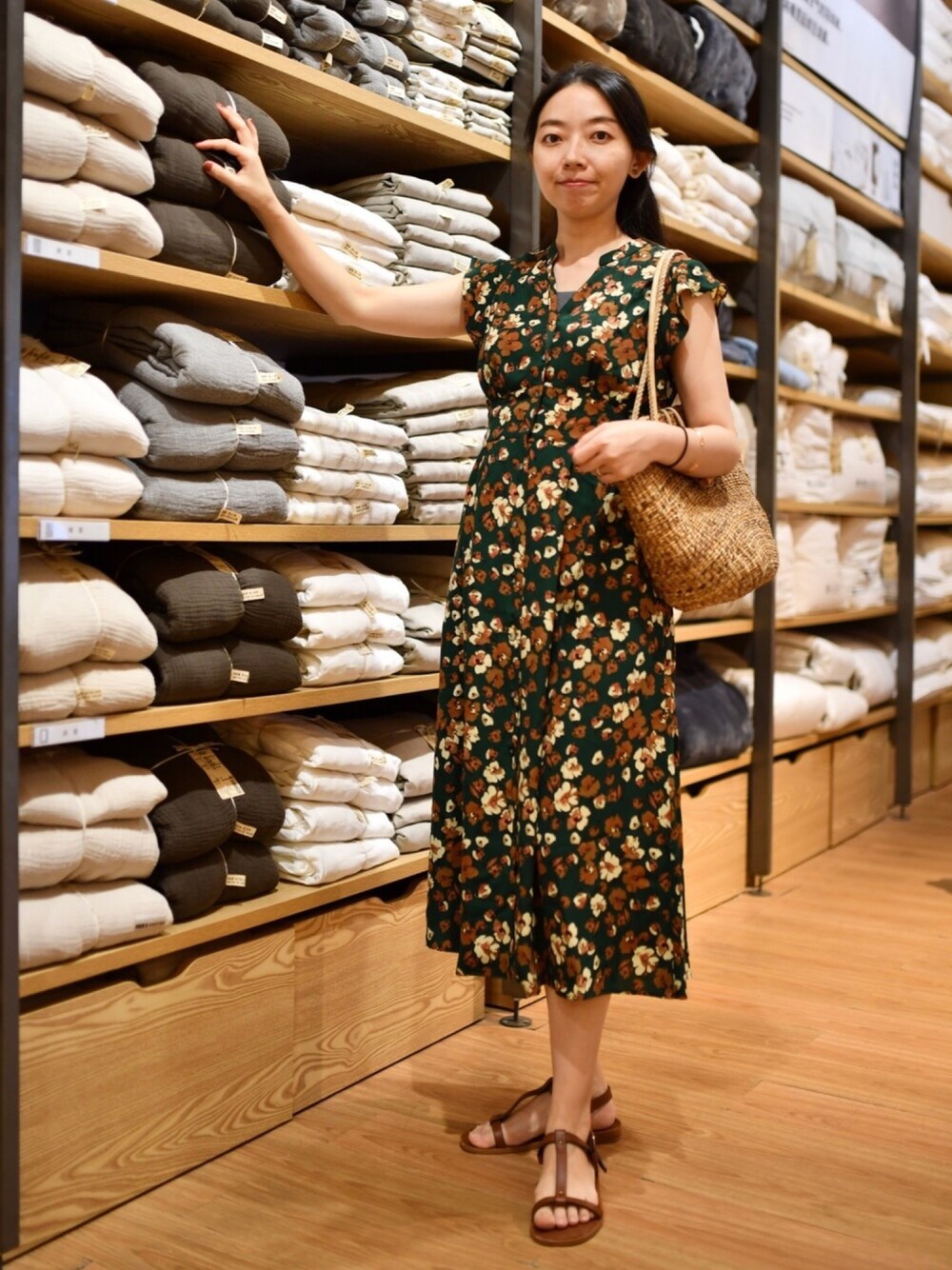 「TBのアイテム（サンダル、ブラウン系）」を使った、adaさん（レディース・158cm）の秋コーディネートの1枚目の写真