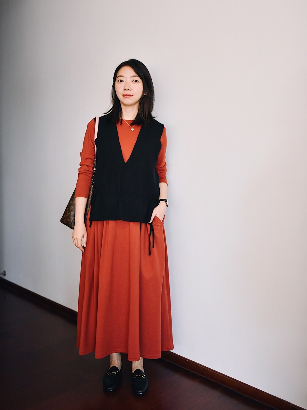 「URBAN RESEARCH DOORSのアイテム（ワンピース、レッド系）」を使った、adaさん（レディース・158cm）の秋コーディネートの1枚目の写真