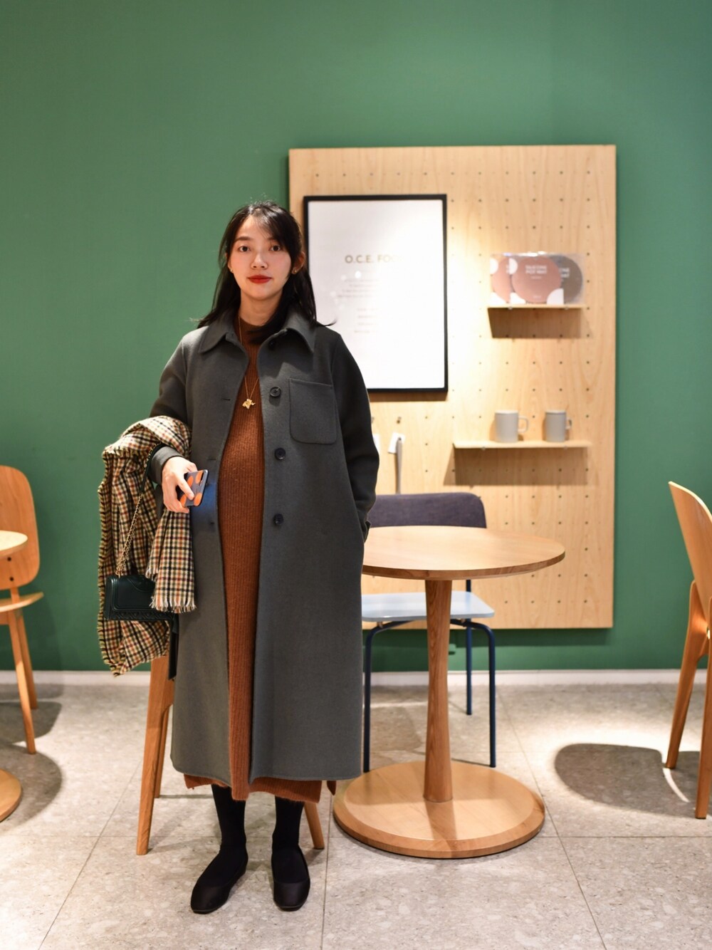 「TORY BURCHのアイテム（バッグ、グリーン系）」を使った、adaさん（レディース・158cm）の冬コーディネートの1枚目の写真