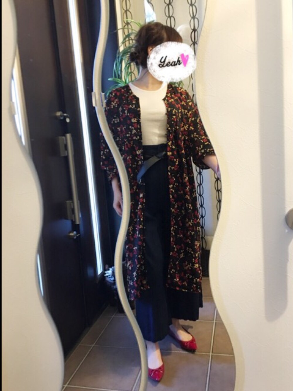 「オトナカジュアル、プチプラ、サッシュベルト、ハイウエスト、ワンピース、花柄、ガウン、ワイドパンツ、ワイドデニム、バレエシューズ」｜「GRLの花柄カーディガンガウンワンピース（ワンピース、ブラック系）」を使った、コリコさん（レディース・157cm）の春コーディネートの1枚目の写真