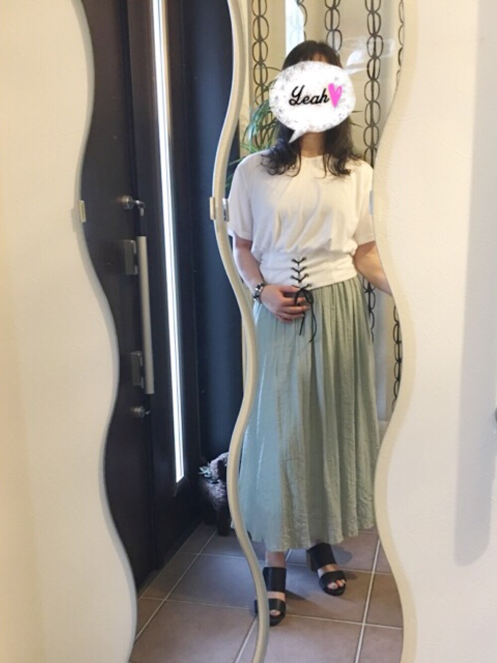 「オトナカジュアル、プチプラ、コルセット、コルセットTシャツ、マキシスカート、ミントグリーン」｜「earth music&ecologyの・コルセット袖フレアープルオーバー（Tシャツ/カットソー、ホワイト系）」を使った、コリコさん（レディース・157cm）の夏コーディネートの1枚目の写真