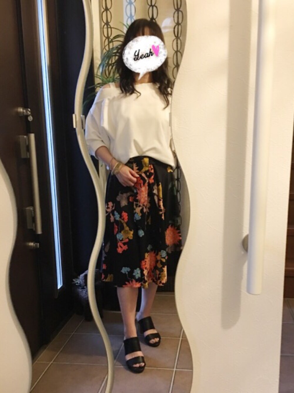 「オトナカジュアル、プチプラ、花柄、花柄スカート、ワンショルダー、きれいめカジュアル、ZARA、JEANASiS、ねじり巻き」｜「ZARAのアイテム（スカート、ブラック系）」を使った、コリコさん（レディース・157cm）の夏コーディネートの1枚目の写真