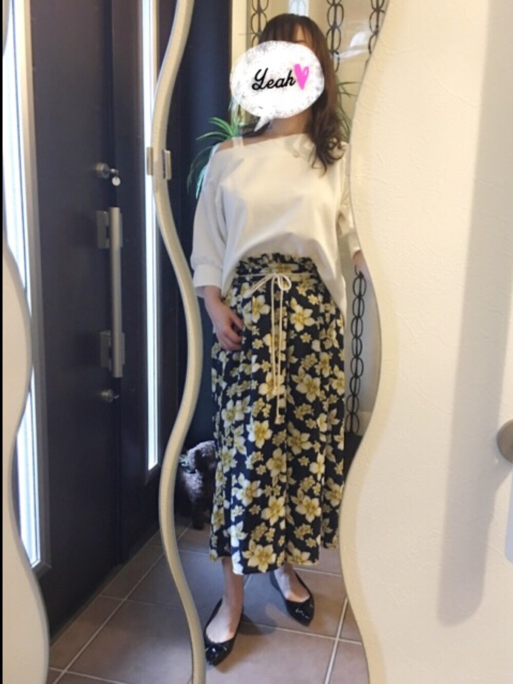 「大人カジュアル、オトナカジュアル、プチプラ、花柄、ワイドパンツ、ワンショルダー、バレエシューズ、シンプル、セールで買いました」｜「JEANASISのワンショルプルオーバーSS/751629（Tシャツ/カットソー、ホワイト系）」を使った、コリコさん（レディース・157cm）の夏コーディネートの1枚目の写真