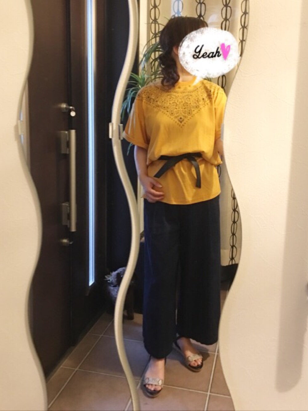 「大人カジュアル、オトナカジュアル、バンダナ柄、プチプラ、サッシュベルト、イエロー、ワイドデニム、パイソン柄」｜「日ノ出屋洋品店のアイテム（Tシャツ/カットソー、イエロー系）」を使った、コリコさん（レディース・157cm）の夏コーディネートの1枚目の写真
