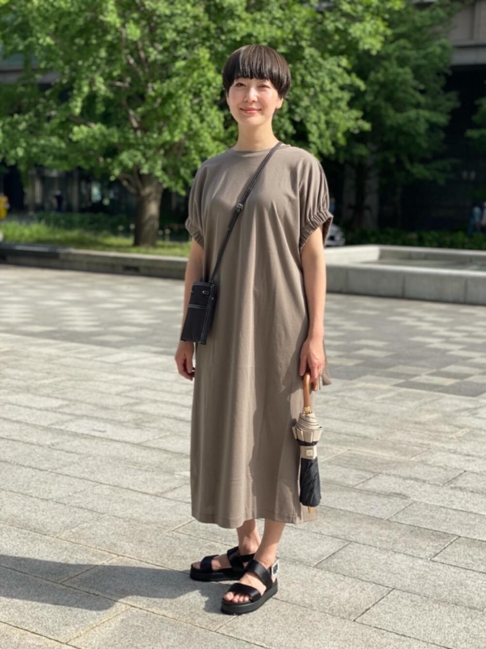 「UNITED ARROWSのUWFM サテン ビジュー サンダル（サンダル、ブラック系）」を使った、001673tkさん（レディース・165cm）の春コーディネートの1枚目の写真