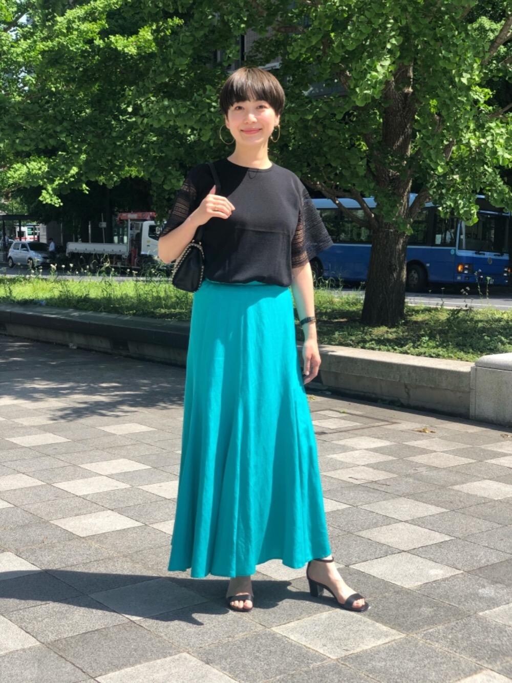 「UNITED ARROWSのUBMF ミディアム フープ イヤリング（イヤリング、シルバー系）」を使った、001673tkさん（レディース・165cm）の春コーディネートの1枚目の写真