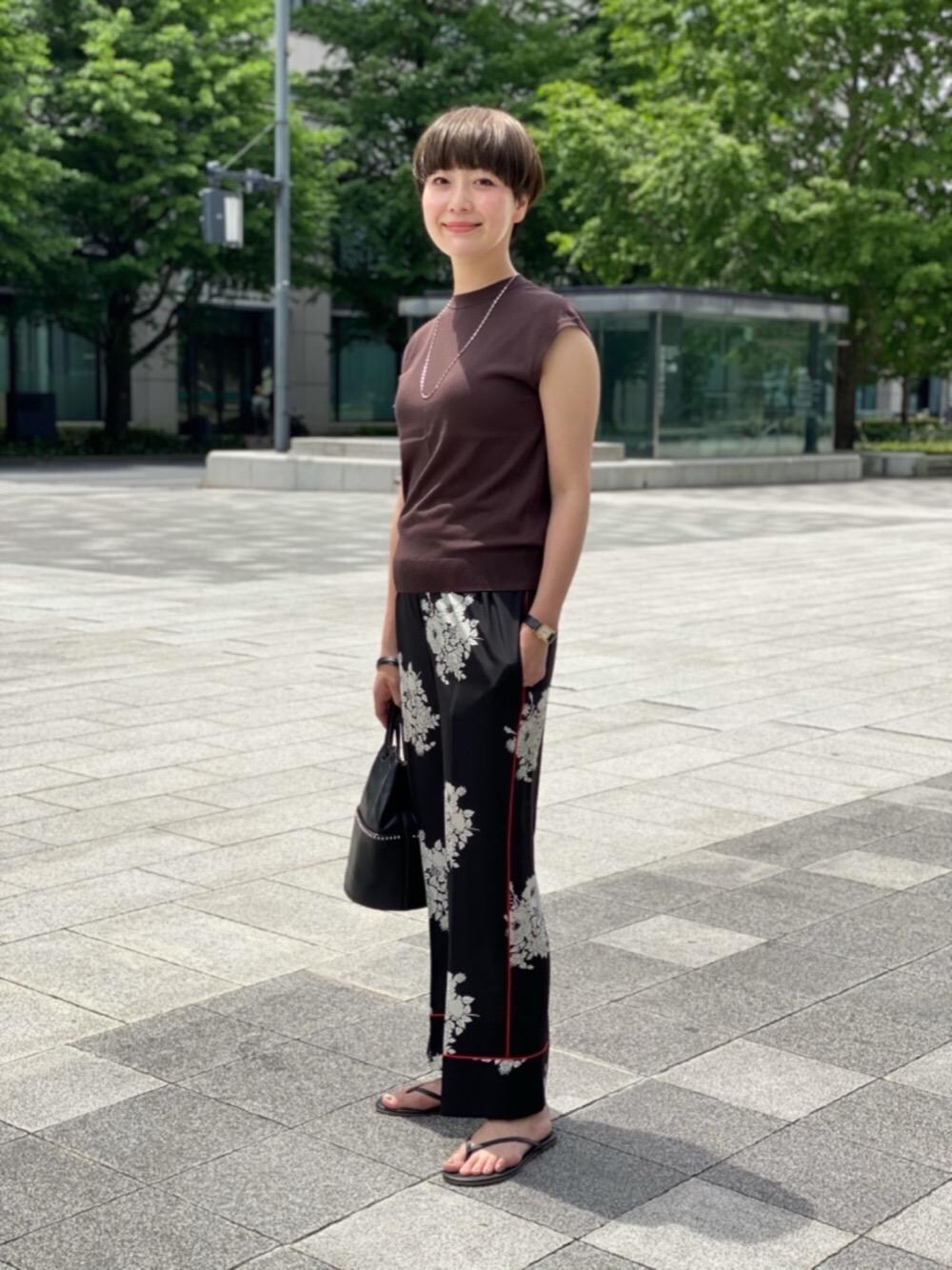 「J&M Davidsonの＜J&M DAVIDSON＞ MINI DAISY STUDS バッグ■■■ ◇（トートバッグ、ブラック系）」を使った、001673tkさん（レディース・165cm）の春コーディネートの1枚目の写真