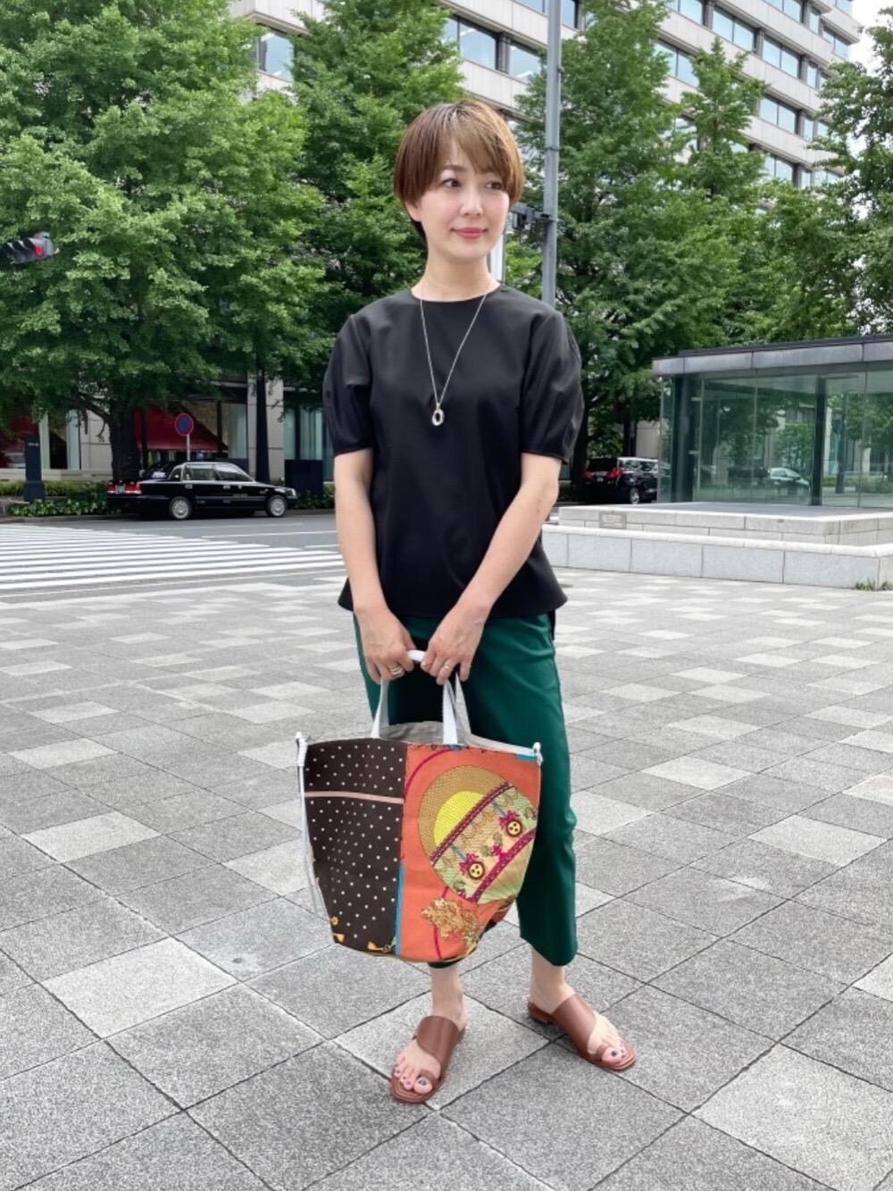 「LAURENCEの＜LAURENCE（ロランス）＞トング フラット サンダル（サンダル、ブラウン系）」を使った、001673tkさん（レディース・165cm）の夏コーディネートの1枚目の写真