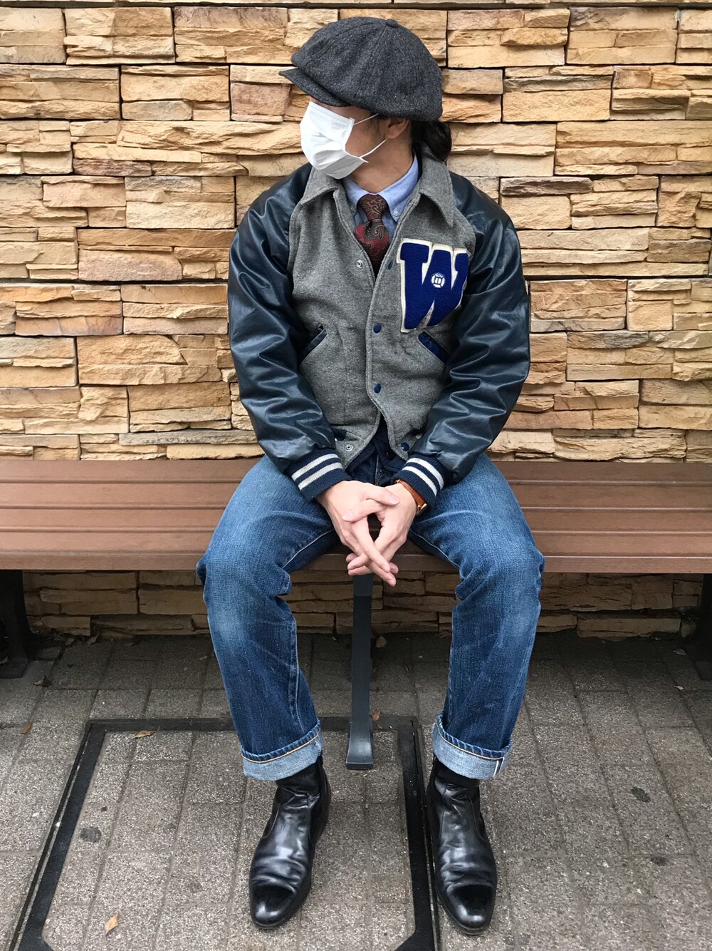 「休日スタイル、キャスケット、シャツ、ネクタイ、スタジャン、デニム、ショートブーツ、ロールアップ」｜「Denimeのアイテム（デニムパンツ、ブルー系）」を使った、GONSIさん（メンズ・165cm）の冬コーディネートの1枚目の写真