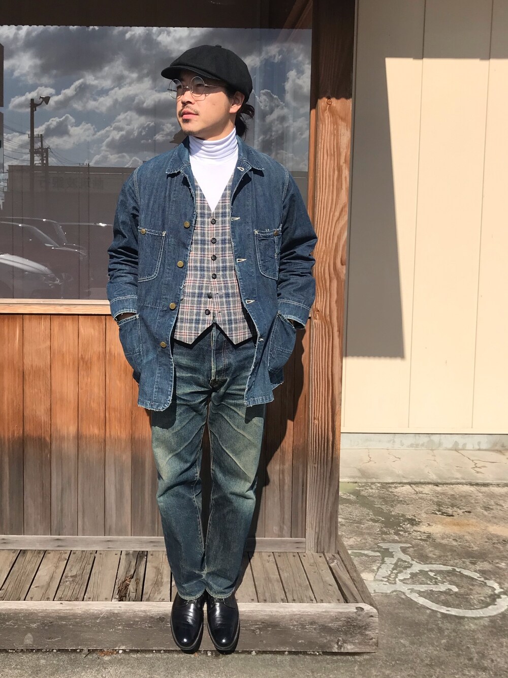 「休日スタイル、大人カジュアル、デニム、ベスト、ジレ、ユニクロ」｜「Denimeのアイテム（カバーオール、ブルー系）」を使った、GONSIさん（メンズ・165cm）の秋コーディネートの1枚目の写真