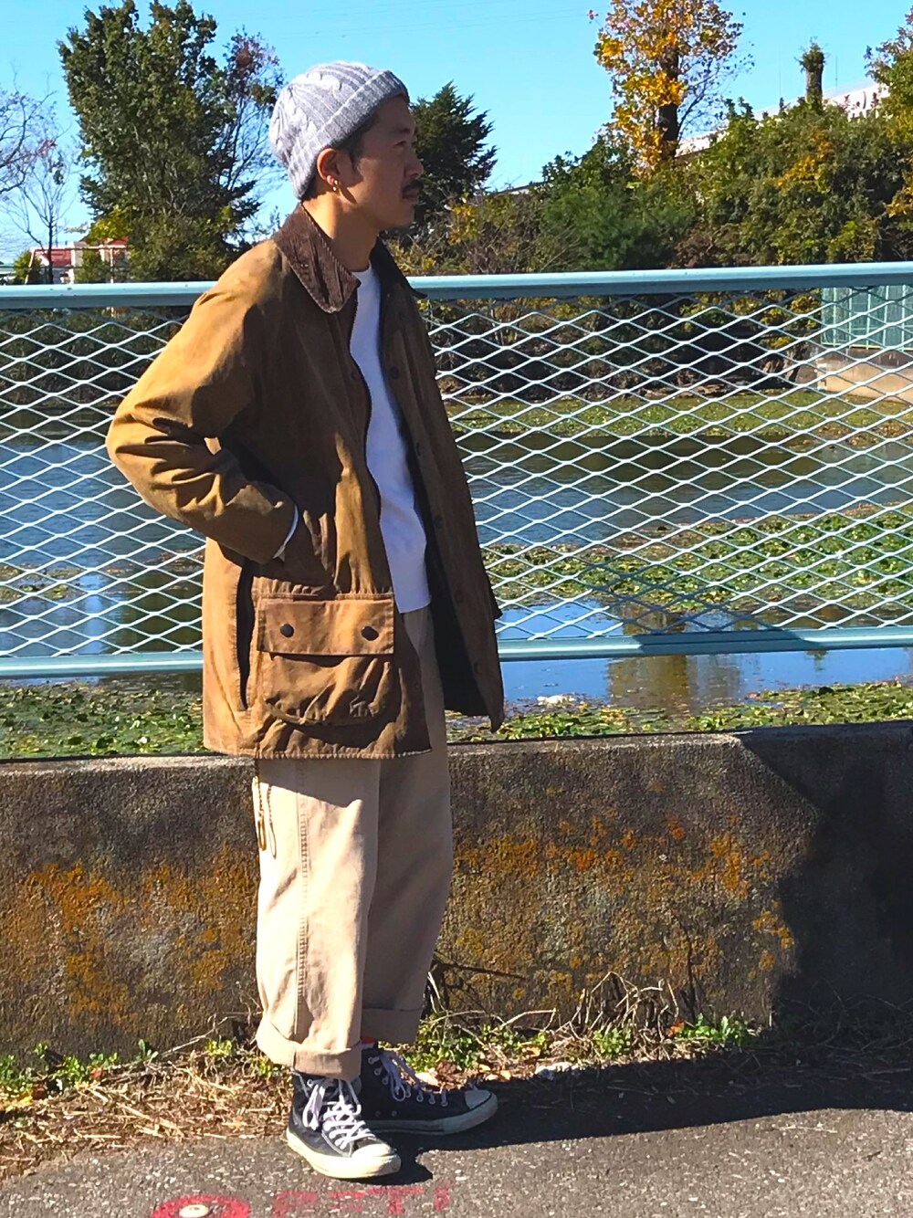 「おやじの休日、散歩、秋冬コーデ、バブアー」｜「Barbourのアイテム（その他アウター、ベージュ系）」を使った、GONSIさん（メンズ・165cm）の秋コーディネートの1枚目の写真