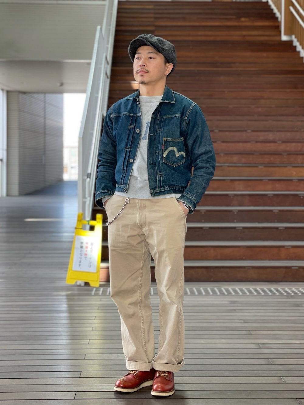 「オトナカジュアル、ジージャン、スウェット、チノパン」｜「BEAMSのアイテム（キャスケット、グレー系）」を使った、GONSIさん（メンズ・165cm）の春コーディネートの1枚目の写真