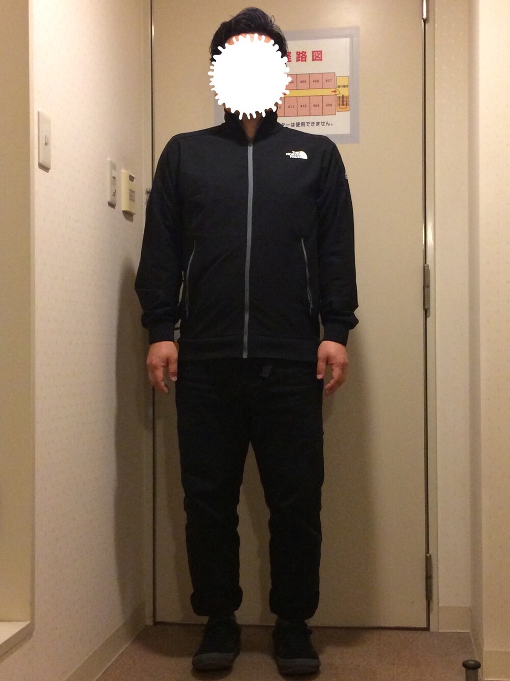 ブラック系のジャケット/アウター、ブラック系のスニーカー、ブラック系のパンツを着用したメンズの春コーディネートの1枚目の写真