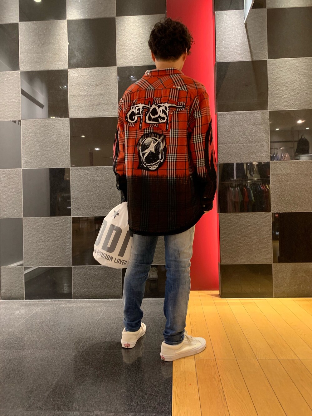 レッド系のシャツ/ブラウス、ブルー系のデニムパンツを着用したメンズの夏コーディネートの1枚目の写真