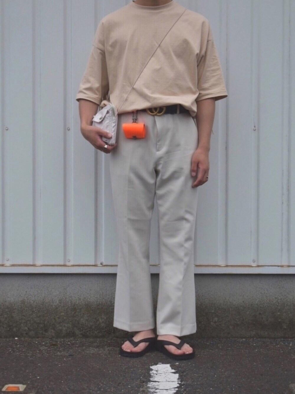 「おしゃれさんと繋がりたい、低身長、スポーツサンダル、ゆるコーデ、シャツ、白パンツ、オーバーサイズ、＃夏だ！Tシャツ着よう！」｜「BIRKENSTOCKのHonolulu/ホノルル EVA アンスラサイト（サンダル、ブラック系）」を使った、まこすけさん（メンズ・164cm）の夏コーディネートの1枚目の写真