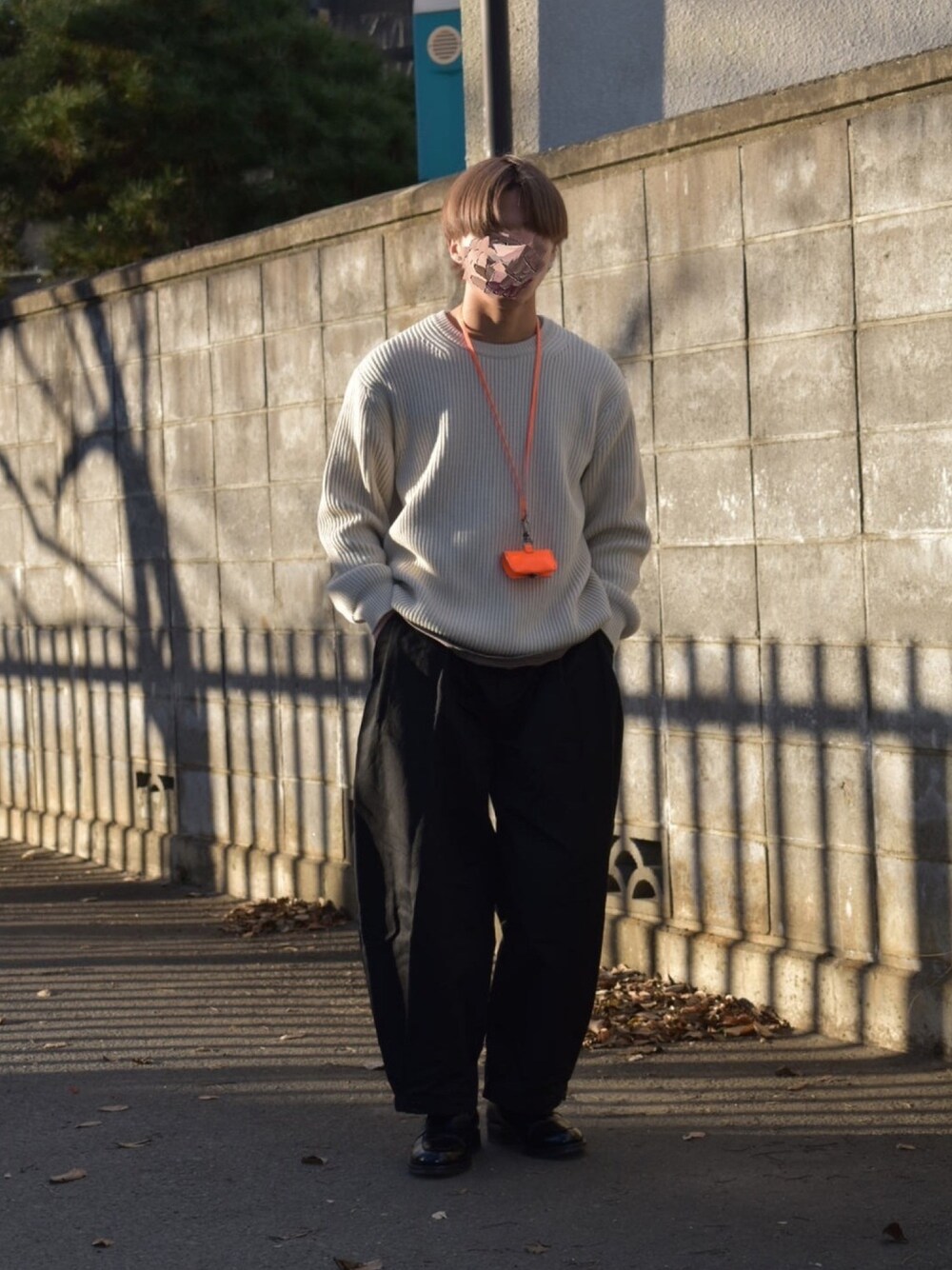 「オーバーサイズ、休日コーデ、冬コーデ、ブラック、シンプル、ワイドパンツ、ニット、春コーデ」｜「Jiedaのアイテム（その他小物、オレンジ系）」を使った、まこすけさん（メンズ・164cm）の冬コーディネートの1枚目の写真