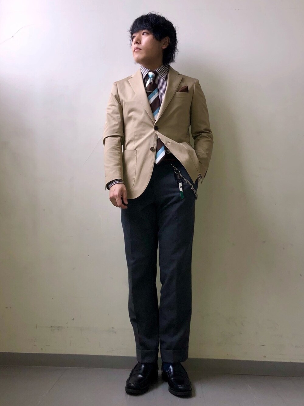 「シンプル、URBAN RESEARCH、URBAN RESEARCH DOORS、春、テーパードパンツ、テーラードジャケット、ジャケット、スラックス、低身長、ベージュ」｜「URBAN RESEARCH DOORSのLIFE STYLE TAILOR　ストレッチコットンジャケット（スーツジャケット、ベージュ系）」を使った、さとすけさん（メンズ・164cm）の春コーディネートの1枚目の写真