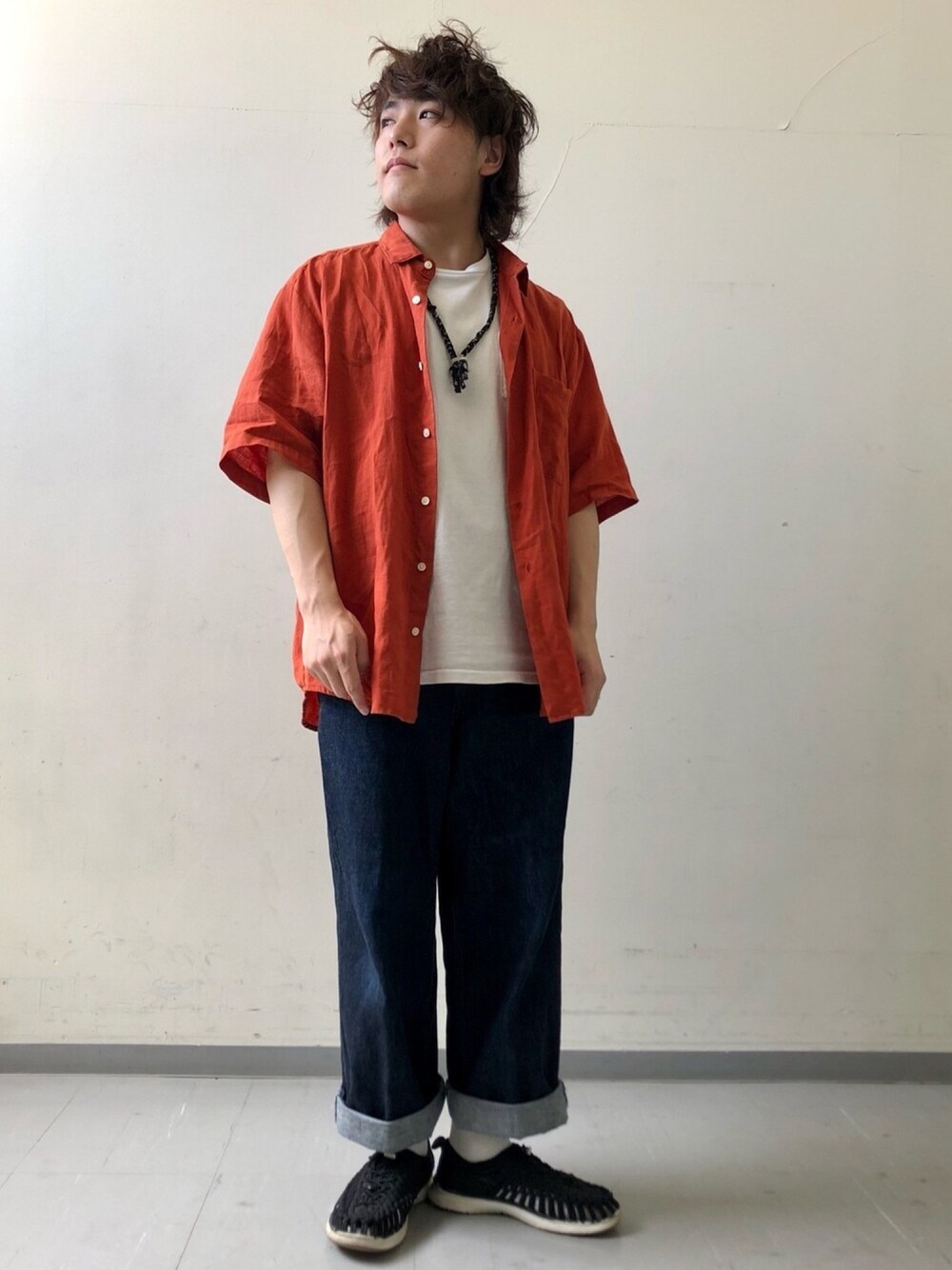 「URBAN RESEARCH、URBAN RESEARCH DOORS、URBAN RESEARCH DOORS MENS、白Tシャツ、デニム、ワイドパンツ、低身長、サンダル、スニーカー、シャツスタイル」｜「MANUAL ALPHABETのアイテム（シャツ/ブラウス、レッド系）」を使った、さとすけさん（メンズ・163cm）の夏コーディネートの1枚目の写真