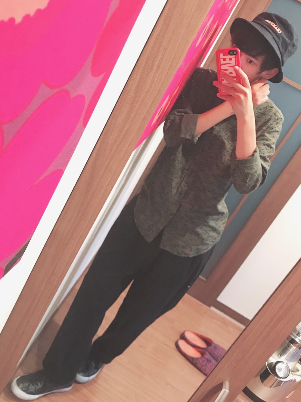 「迷彩シャツ」｜「WEGOのアイテム（パンツ、ブラック系）」を使った、ソラさん（メンズ・169cm）の春コーディネートの1枚目の写真