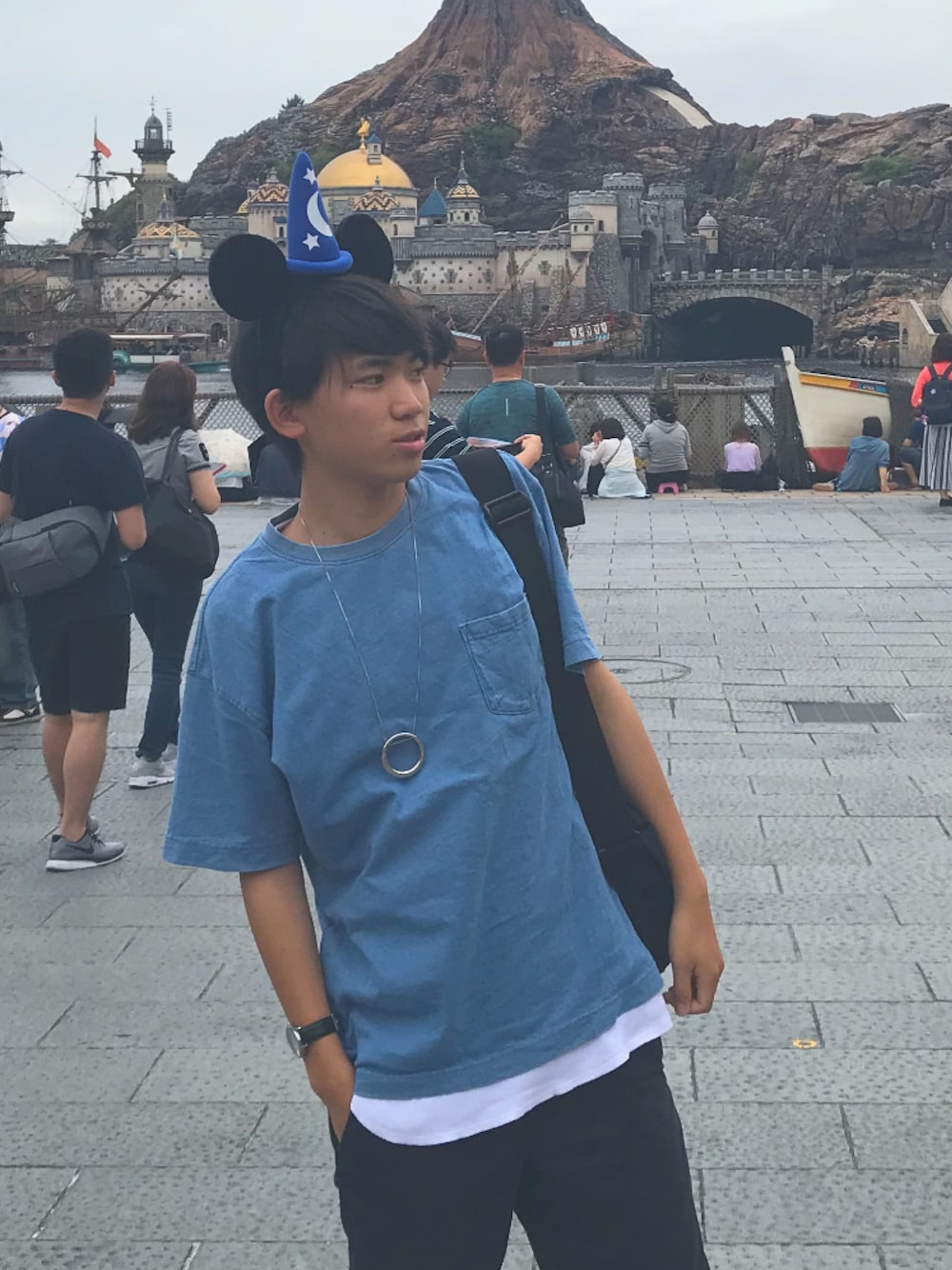 「ディズニーシー」｜「GUのアイテム（Tシャツ/カットソー、ブルー系）」を使った、ソラさん（メンズ・169cm）の夏コーディネートの1枚目の写真