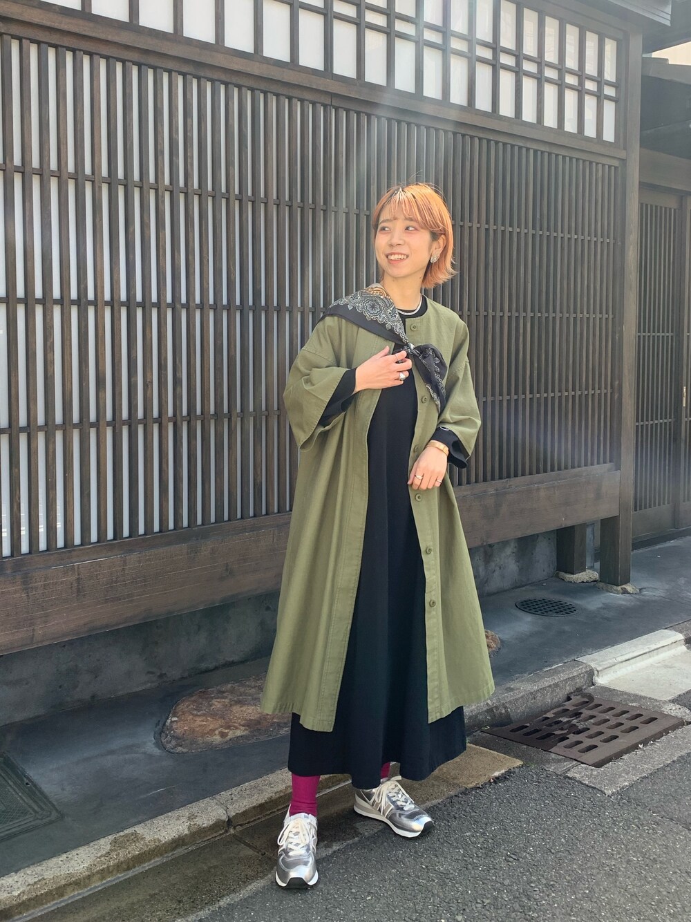 「ガウン、ガウンコート、ミリタリー、ワンピース、シャツワンピース、スカーフ、スカーフアレンジ、たすき掛け、ロングワンピース、大人カジュアル」｜「CIAOPANICのバックサテンロングガウン（ノーカラーコート、グリーン系）」を使った、こざるさん（レディース・158cm）の春コーディネートの1枚目の写真
