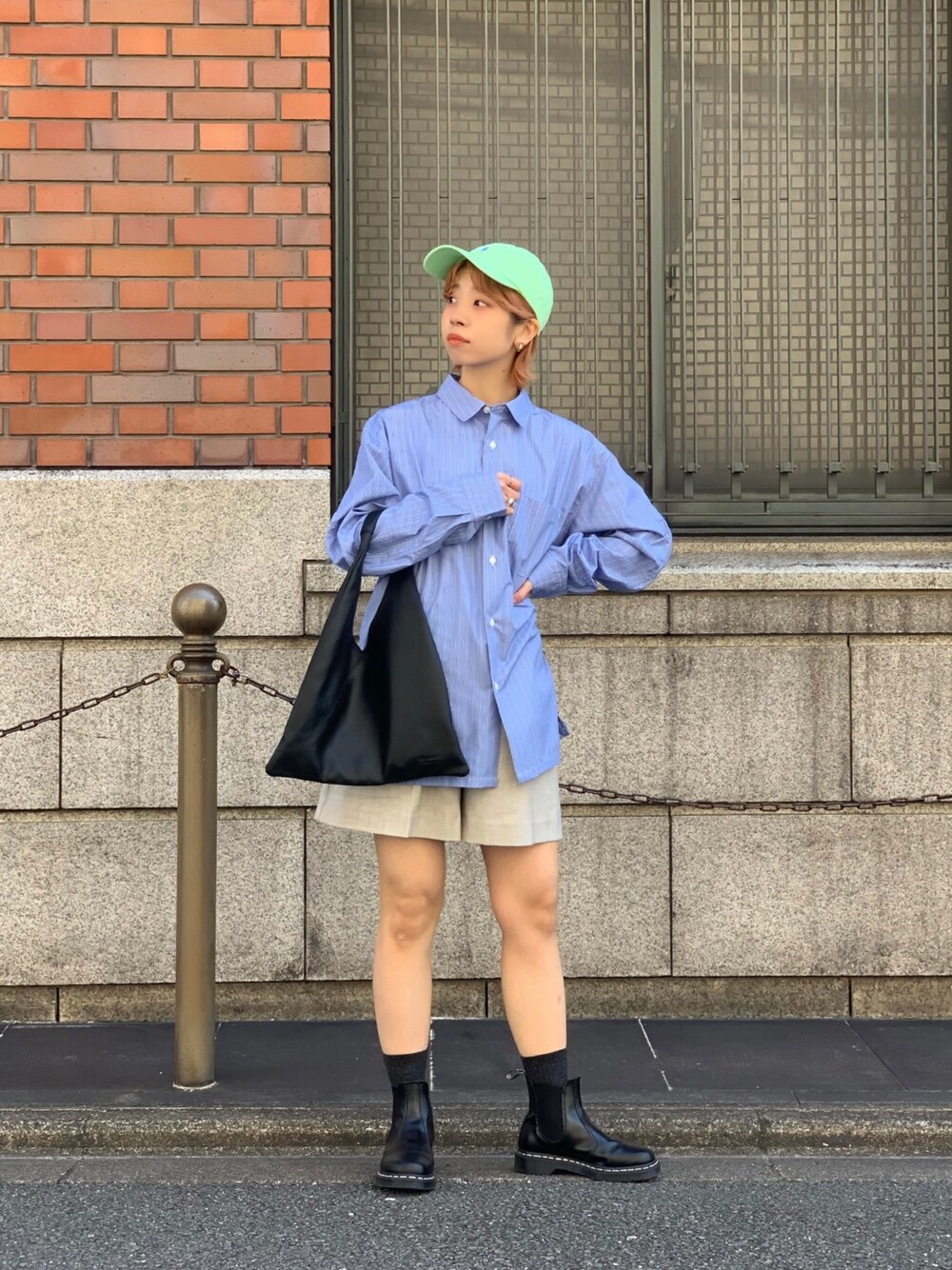 「春カラースタイル、メンズライク、ボーイッシュ、キャップ、ストライプシャツ、ショートパンツ、韓国ファッション、低身長コーデ、ショートパンツスタイル、メンズライク女子」｜「CIAOPANICのコットンストライプオーバーサイズシャツ（シャツ/ブラウス、ブルー系）」を使った、こざるさん（レディース・158cm）の春コーディネートの1枚目の写真