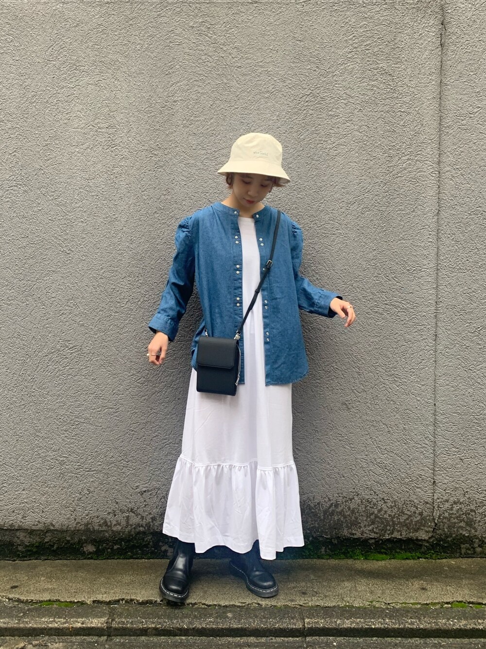 「春、ワンピース、デニムシャツ、ラクチンコーデ、お花見、バケットハット、大人カジュアル、袖ボリューム、ママコーデ、ノースリーブワンピース」｜「CIAOPANICのダンガリーバンドカラーギャザーブラウス（シャツ/ブラウス、ブルー系）」を使った、こざるさん（レディース・158cm）の春コーディネートの1枚目の写真
