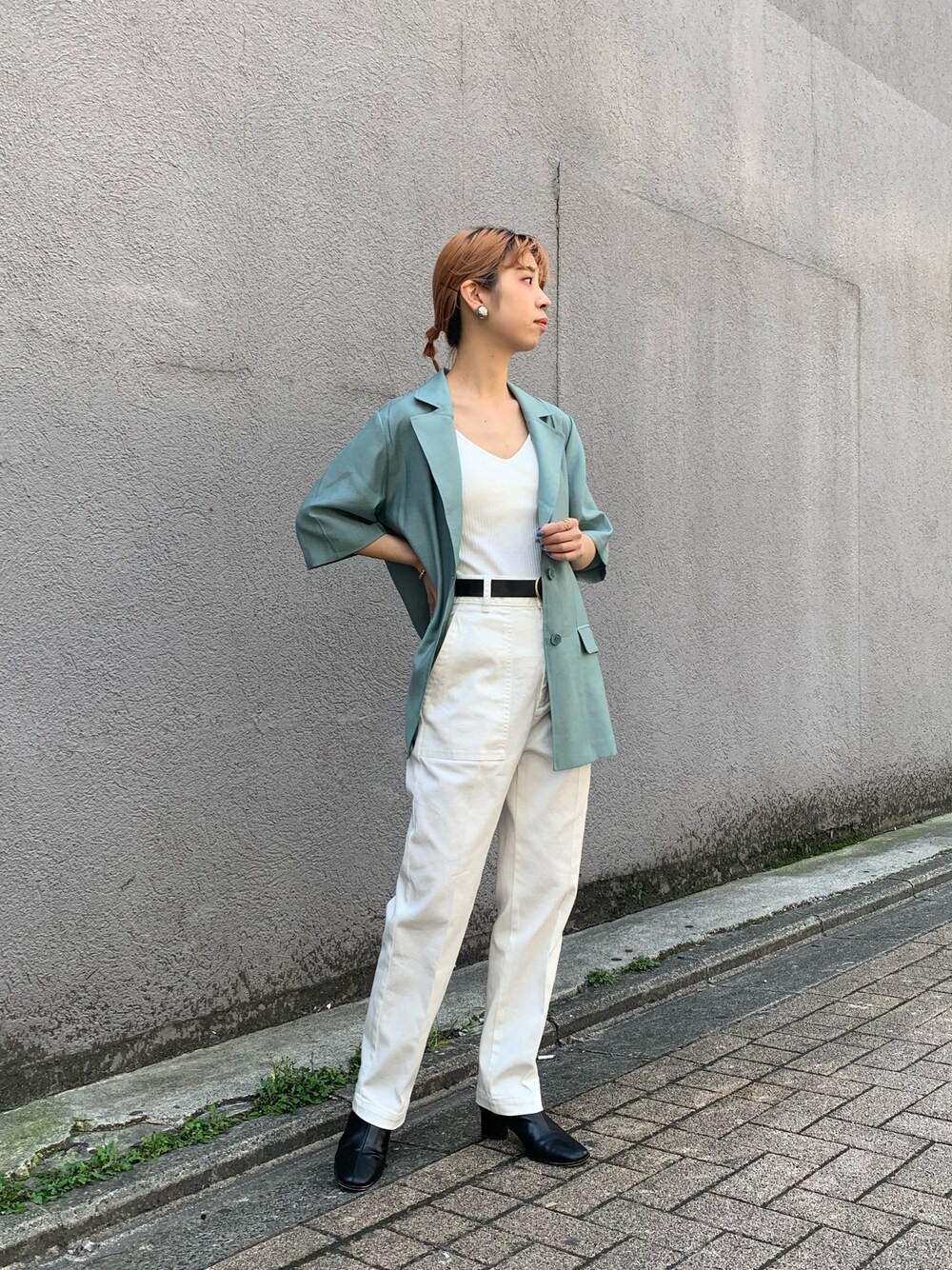 「ジャケット、テーラードジャケット、ジャケットスタイル、ベーカーパンツ、白パンツ、カラージャケット、春夏コーデ、大人カジュアル、きれいめカジュアル、これが私をアゲる服」｜「CIAOPANICのハーフスリーブジャケット（テーラードジャケット、グリーン系）」を使った、こざるさん（レディース・158cm）の春コーディネートの1枚目の写真