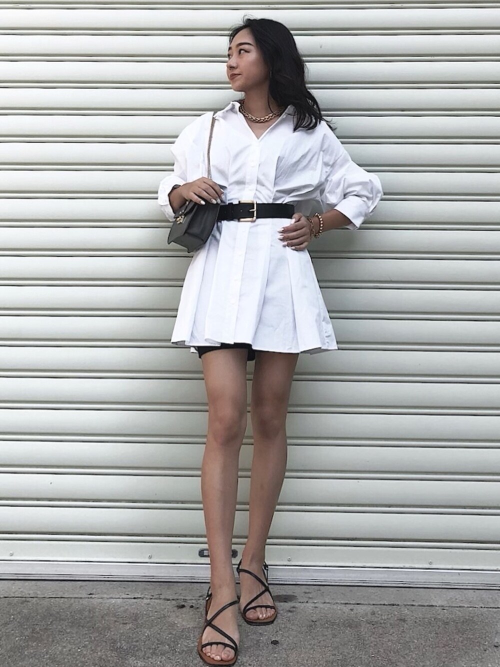 「今日のコーデ、おしゃれさんと繋がりたい、オトナカジュアル、ホワイトコーデ、ザラ、ZARA、シャツワンピ、ラブアンドピース2020」｜「ZARAのアイテム（シャツワンピース、ホワイト系）」を使った、minaさん（レディース・163cm）の秋コーディネートの1枚目の写真