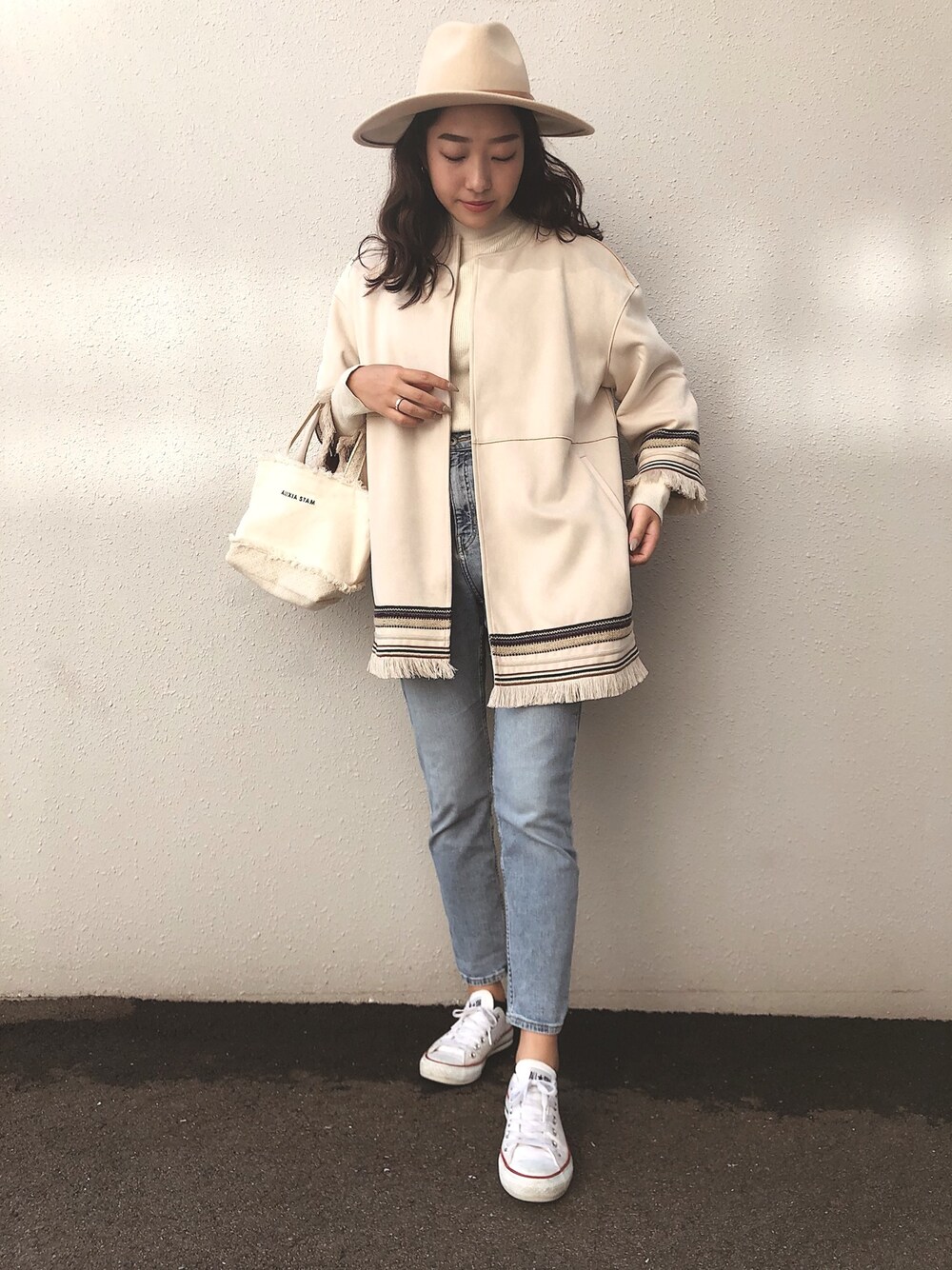 「秋冬コーデ、ラテコーデ、デニム、ハット、今日のコーデ、カジュアルコーデ、海、ZARA、冬コーデ、wearhalloween2020」｜「ZARAのアイテム（ジャケット/アウター、ベージュ系）」を使った、minaさん（レディース・163cm）の秋コーディネートの1枚目の写真