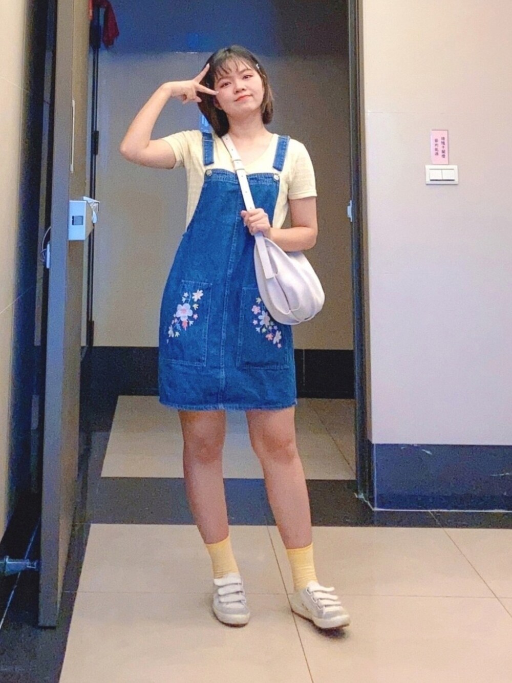 「週末、holiday、music、演唱會、concert、yellow、blue、denim、casual、ootd」｜「媽媽的衣櫃のアイテム（Tシャツ/カットソー、イエロー系）」を使った、びさん（レディース・158cm）の秋コーディネートの1枚目の写真