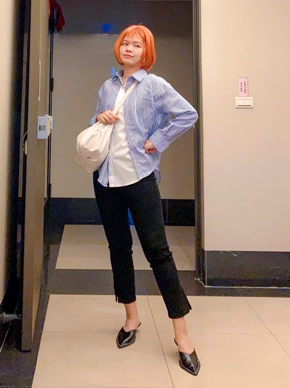 「Taiwan、襯衫、orange、blue、white、black、ootd」｜「heybooのアイテム（チノパンツ、ブラック系）」を使った、びさん（レディース・158cm）の秋コーディネートの1枚目の写真