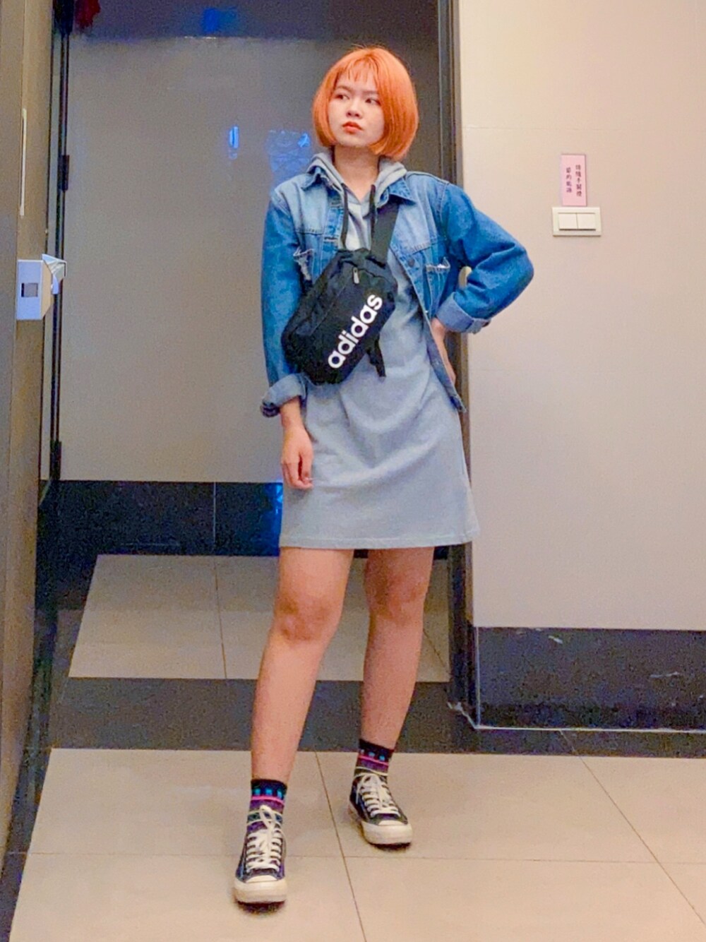 「Taiwan、holiday、orange、gray、blue、casual、ootd」｜「adidasのアイテム（ボディバッグ/ウエストポーチ、ブラック系）」を使った、びさん（レディース・158cm）の秋コーディネートの1枚目の写真