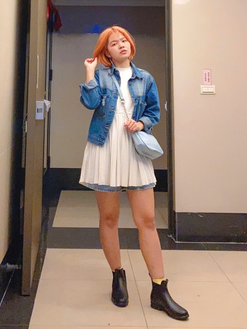 「Taiwan、autumn、orange、white、blue、casual、denim、ootd」｜「no brandのアイテム（デニムジャケット、ブルー系）」を使った、びさん（レディース・158cm）の秋コーディネートの1枚目の写真