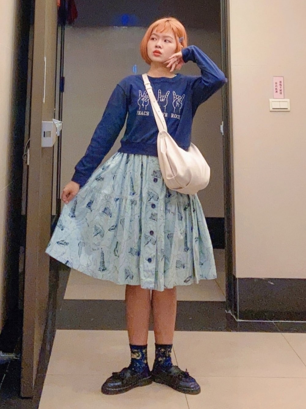「Taiwan、holiday、orange、blue、dress、casual、ootd」｜「東京著衣のアイテム（Tシャツ/カットソー、ブルー系）」を使った、びさん（レディース・158cm）の秋コーディネートの1枚目の写真