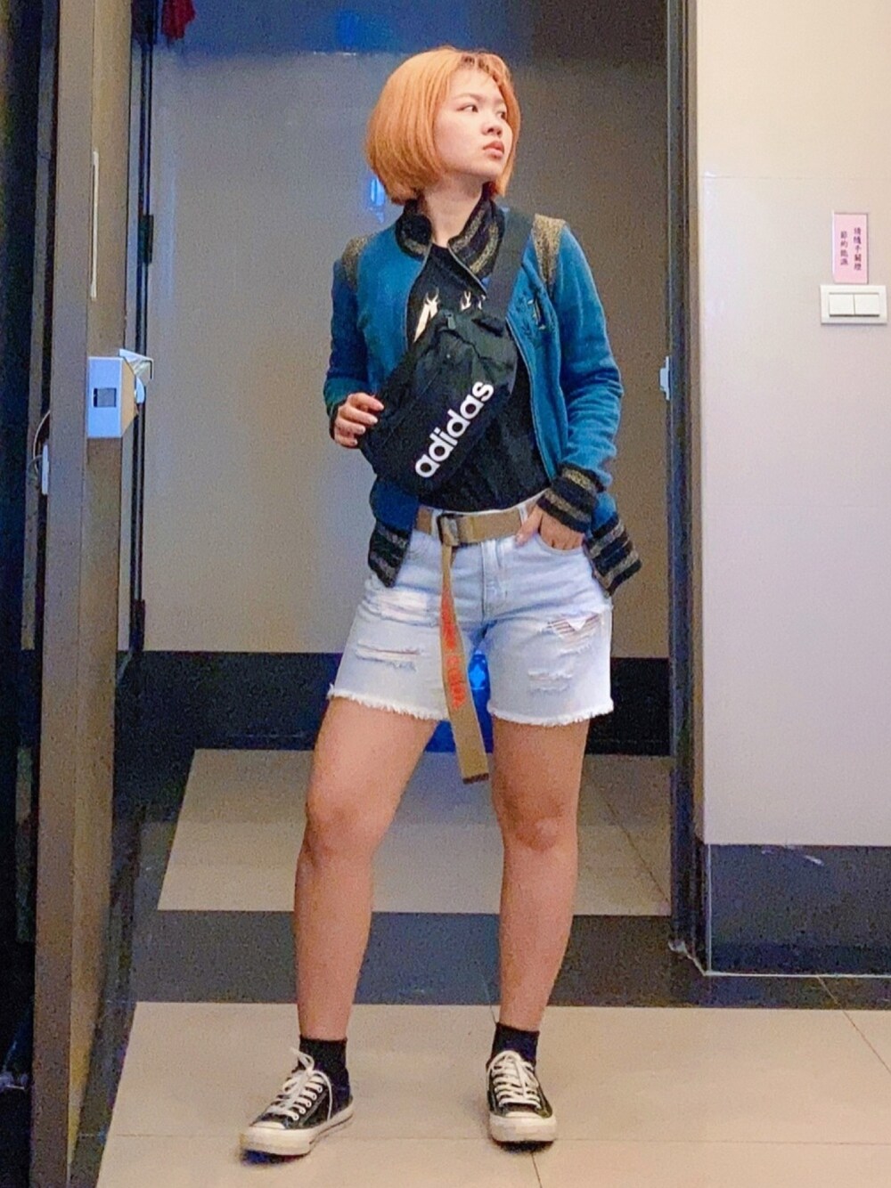 「Taiwan、autumn、orange、black、blue、denim、casual、ootd」｜「MIXXOのアイテム（デニムパンツ、ブルー系）」を使った、びさん（レディース・158cm）の秋コーディネートの1枚目の写真