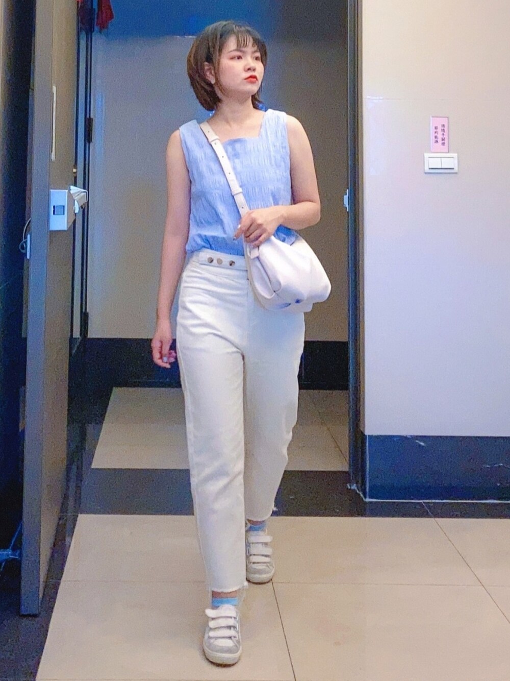 「Taiwan、summer、blue、white、casual、ootd」｜「BASEZOO のアイテム（チノパンツ、ホワイト系）」を使った、びさん（レディース・158cm）の秋コーディネートの1枚目の写真
