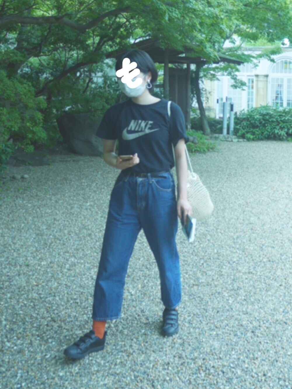 「NIKE、デニムパンツ、靴下、オレンジ、靴下×スニーカー、adidas、Tシャツ」｜「NIKEのアイテム（Tシャツ/カットソー、ブラック系）」を使った、もちこさん（レディース・161cm）の秋コーディネートの1枚目の写真