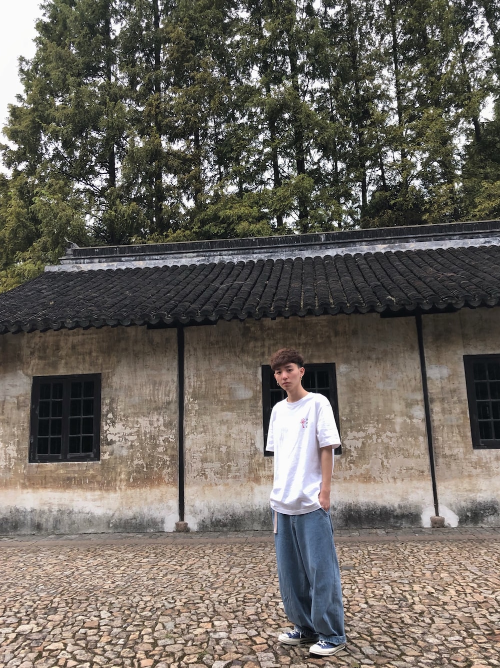 「doeshanghaiのアイテム（Tシャツ/カットソー、ホワイト系）」を使った、吳其叡さん（メンズ・173cm）の秋コーディネートの1枚目の写真