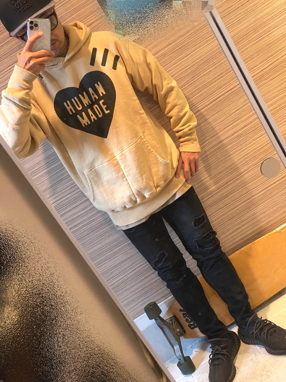 「パーカー、yeezy」｜「HUMAN MADEのアイテム（パーカー、イエロー系）」を使った、doesdoesさん（メンズ・164cm）の冬コーディネートの1枚目の写真