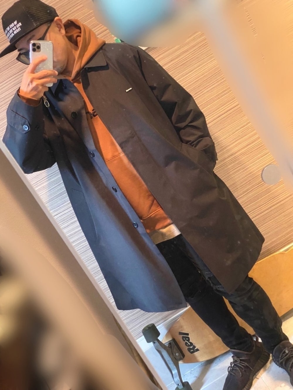 「ブラウン、パーカー、ストリート、黒コーデ、ステンカラーコート、ゴアテックス、黒スキニー」｜「CarharttのCarhartt/カーハート I027093HZ9119F パーカー（パーカー、ブラウン系）」を使った、doesdoesさん（メンズ・164cm）の冬コーディネートの1枚目の写真