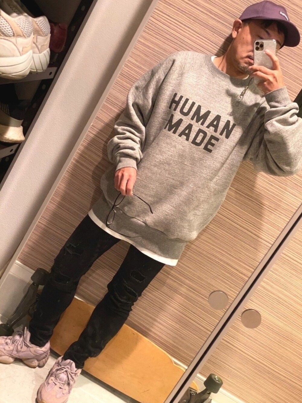 「ビックシルエット、yeezy、オーバーサイズ、グレー、休日スタイル、低身長」｜「Supreme のアイテム（キャップ、パープル系）」を使った、doesdoesさん（メンズ・164cm）の冬コーディネートの1枚目の写真