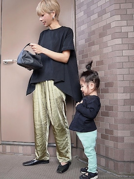 「サテンパンツ」｜「アイテム（スニーカー）」を使った、maikoさん（レディース・161cm）の春コーディネート