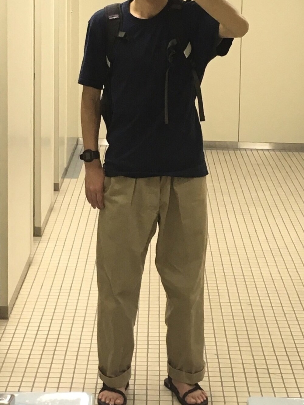 「夏、初投稿、大学生、イエロー、暑い、チノパン、トイレから失礼しやす、フランス、フランス軍」｜「G-SHOCKのアイテム（アナログ腕時計、ブラック系）」を使った、YUKIさん（メンズ・179cm）の夏コーディネートの1枚目の写真