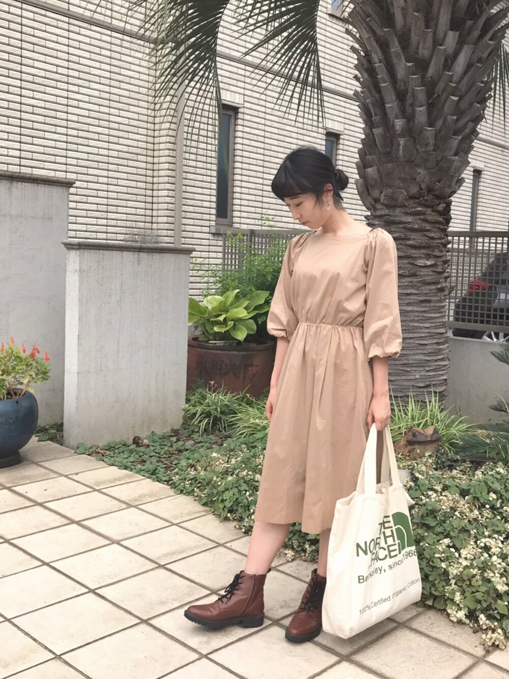 「秋のコーデ、ワンピース、秋色、トートバッグ」｜「Cheekの袖バルーンオフショルワンピース（ワンピース、ブラウン系）」を使った、Riさん（レディース・159cm）の秋コーディネートの1枚目の写真